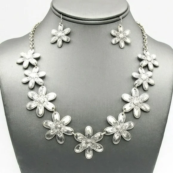 Flower Necklace Set - Picture 1 of 2